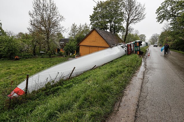 Vilkiko, vežusio vėjo jėgainės sparną, avarija Tvibiuose Vilkiko, vežusio vėjo jėgainės sparną, avarija Tvibiuose