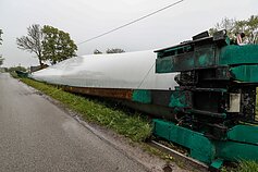 Vilkiko, vežusio vėjo jėgainės sparną, avarija Tvibiuose Vilkiko, vežusio vėjo jėgainės sparną, avarija Tvibiuose