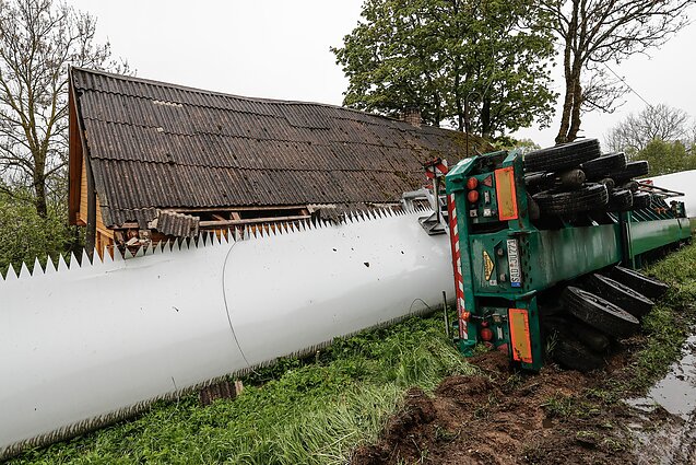 Vilkiko, vežusio vėjo jėgainės sparną, avarija Tvibiuose Vilkiko, vežusio vėjo jėgainės sparną, avarija Tvibiuose