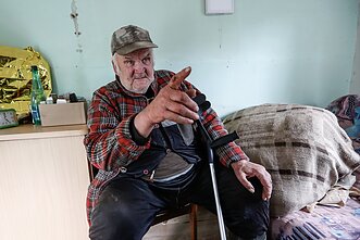 Vilkiko, vežusio vėjo jėgainės sparną, avarija Tvibiuose. Sodybos gyventojas Stasys Bolskis Vilkiko, vežusio vėjo jėgainės sparną, avarija Tvibiuose. Sodybos gyventojas Stasys Bolskis