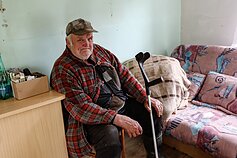 Vilkiko, vežusio vėjo jėgainės sparną, avarija Tvibiuose. Sodybos gyventojas Stasys Bolskis Vilkiko, vežusio vėjo jėgainės sparną, avarija Tvibiuose. Sodybos gyventojas Stasys Bolskis