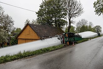 Vilkiko, vežusio vėjo jėgainės sparną, avarija Tvibiuose Vilkiko, vežusio vėjo jėgainės sparną, avarija Tvibiuose