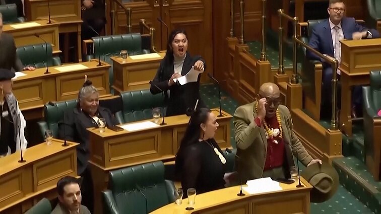 Haką atlikę Naujosios Zelandijos politikai lauks bausmės: esą gąsdino kitus parlamentarus