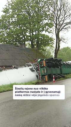 Nuo vilkiko platformos nuslydo ir į gyvenamąjį namą rėžėsi vėjo jėgainės sparnas