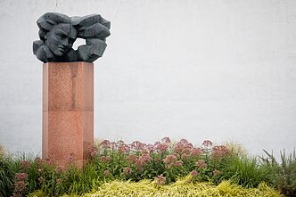 Salomėjos Neries paminklas Vilniuje Salomėjos Neries paminklas Vilniuje