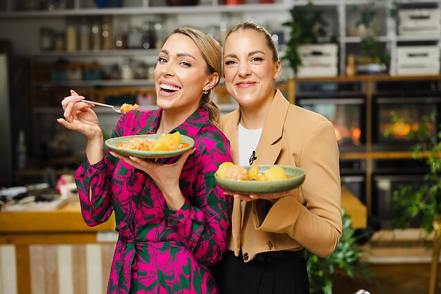 Liepa Mondeikaitė su sese Monika Mandeikaite 