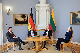 Lietuvos prezidentas Gitanas Nausėda priėmė į šalį atvykusį Vokietijos kanclerį Friedrichą Merzą Lietuvos prezidentas Gitanas Nausėda priėmė į šalį atvykusį Vokietijos kanclerį Friedrichą Merzą