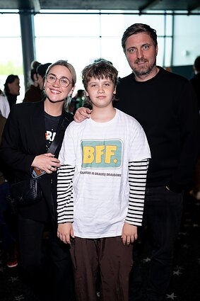 Animacinio filmo „BFF. Turbo nuotykių maratono“ premjera. Eglė Kernagytė-Dambrauskė su sūnumi Džiugu ir vyru Vytautu