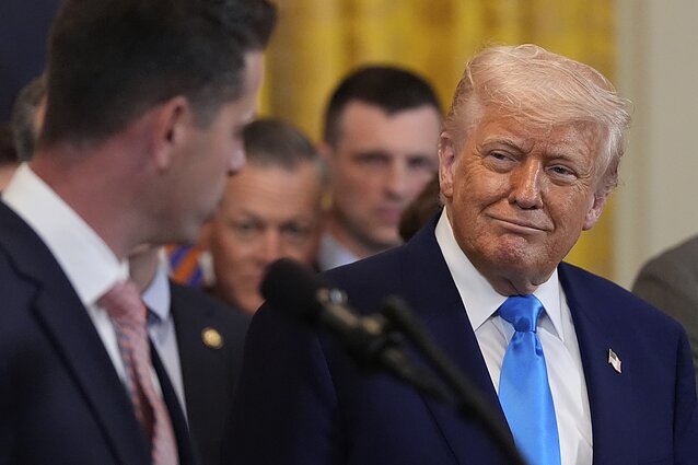 Trumpo grasinimus dėl muitų įvertinę ekonomistai: „Taikoma ta pati taktika“