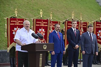 Александр Лукашенко и его сыновья (слева направо) Виктор, Николай и Дмитрий Александр Лукашенко и его сыновья (слева направо) Виктор, Николай и Дмитрий
