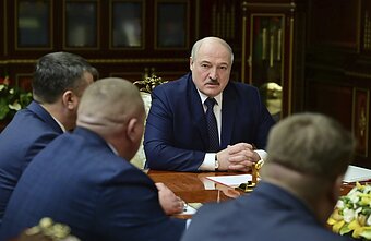 Александр Лукашенко постоянно переставляет знаковые фигуры своей "элиты" Александр Лукашенко постоянно переставляет знаковые фигуры своей "элиты"