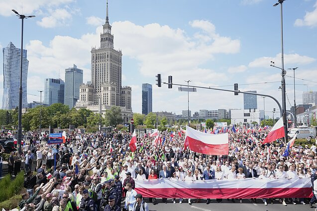 Марши в поддержку кандидатов в президенты Польши в Варшаве Марши в поддержку кандидатов в президенты Польши в Варшаве