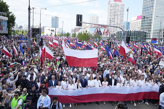 Prieš antrąjį rinkimų antrąjį turą – dešimttūkstantinės kandidatų rėmėjų eitynės Varšuvoje