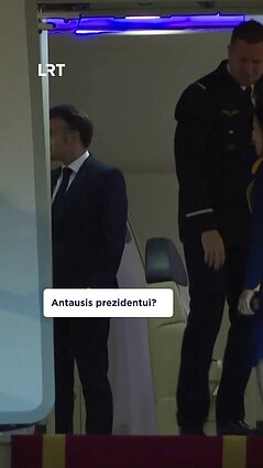 Incidentas lėktuve: Macronas gavo antausį nuo žmonos?