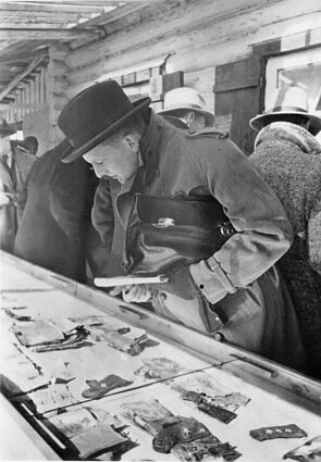 Ekspozycja dokumentów odnalezionych w 1943 r. w Katyniu zorganizowana przez Niemców Ekspozycja dokumentów odnalezionych w 1943 r. w Katyniu zorganizowana przez Niemców