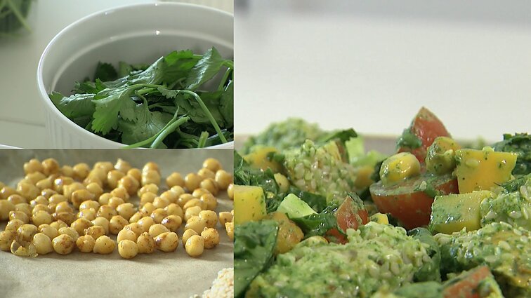 Maistinga ir greitai paruošiama: vasariškos salotos su vištiena, avinžirniais ir mangu