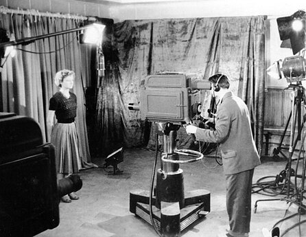 Pirmoje televizijos studijoje diktorė Gražina Bigelytė ir operatorius Algirdas Araminas. Pirmosios bandomosios laidos. 1957 m. 
