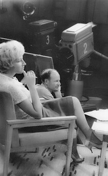 TV studijoje diktorė Gražina Bigelytė ir operatorius Jonas Šemetas.