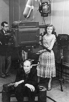 Studijoje pirmoji LTV diktorė Gražina Bigelytė, priekyje operatorius Jonas Šemetas. 1957 m. 