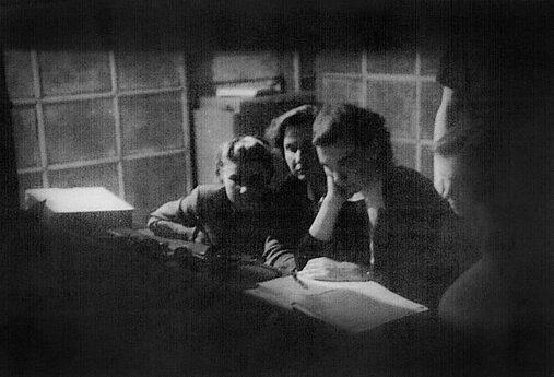 Televizijos aparatinėje Gražina Rukšėnaitė (antra iš kairės), režisierė Julija Adamkevičienė. 1957.04.30. 