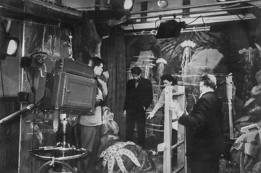 Pirmoje TV studijoje režisierė Julija Adamkevičienė, operatoriai Jonas Botyrius ir Algirdas Gaidelis (kairėje) repetuoja spektaklį „Eglė žalčių karalienė“. 1958 m. 