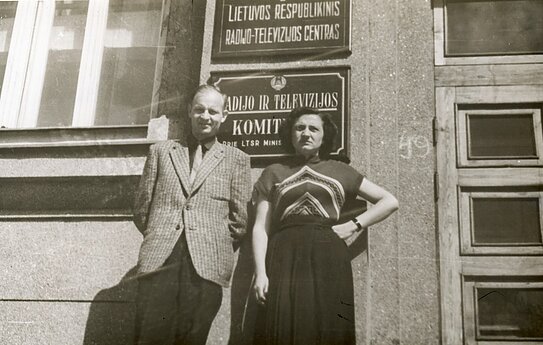 Operatorius Jonas Šemetas prie Lietuvos radijo ir televizijos komiteto pastato durų S. Konarskio g. 49. 