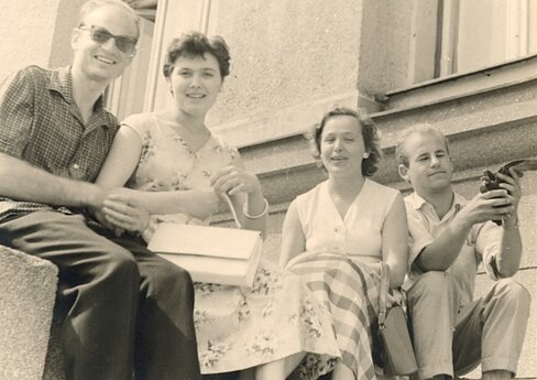 Jonas Šemetas, Konstancija Bialopetravičienė (trečia iš kairės), Vygintas Grigonis prie Lietuvos radijo ir televizijos komiteto  pastato S. Konarskio g. 49. 