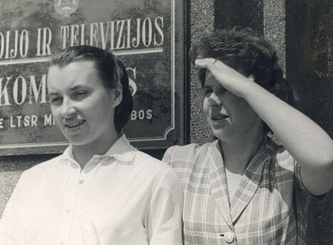 Marija Šimkūnaitė ir Irena Mikšytė (kairėje) prie Lietuvos radijo ir televizijos komiteto pastato durų S. Konarskio g. 49.