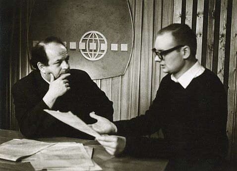 Abraomas Levinas (kairėje) ir Česlovas Juršėnas TV studijoje. Č. Juršėnas 1963–1973 m. Radijo ir televizijos komitete buvo tarptautinis apžvalgininkas. 