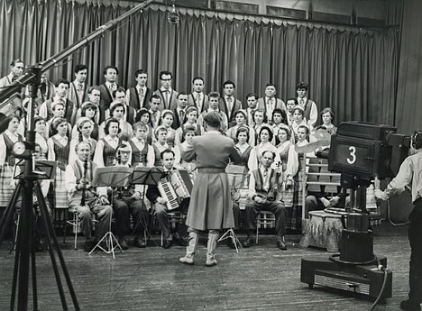 LTV studijoje koncertuoja ansamblis „Lietuva“, diriguoja Jonas Švedas. . 