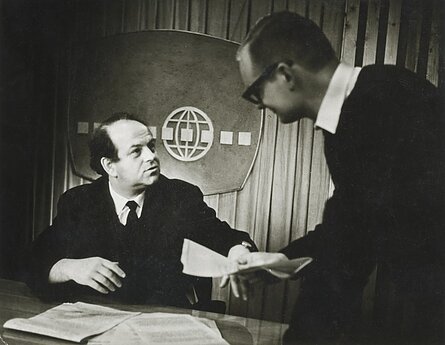 Abraomas Levinas (kairėje) ir Česlovas Juršėnas TV studijoje. Č. Juršėnas 1963–1973 m. Radijo ir televizijos komitete buvo tarptautinis apžvalgininkas. 
