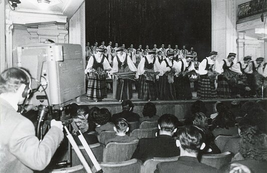 Vilniaus televizijos studijos kilnojamoji stotis iš Valstybinės filharmonijos salės transliuoja pirmąją tiesioginę laidą; kairėje operatorius Vladas Starošas. 