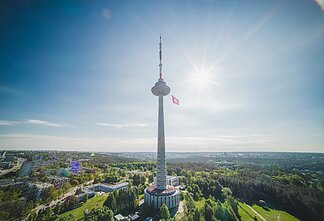 Vilniaus televizijos bokšte plevėsuoja šaltibarščių vėliava Vilniaus televizijos bokšte plevėsuoja šaltibarščių vėliava