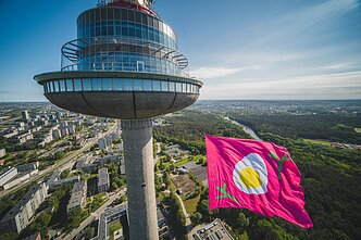 Vilniaus televizijos bokšte plevėsuoja šaltibarščių vėliava Vilniaus televizijos bokšte plevėsuoja šaltibarščių vėliava