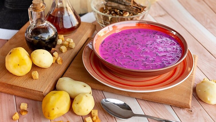 Anksčiau šaltibarščiai atrodė kitaip: kefyro nebuvo, dėdavo mėsos ar vėžių uodegėlių