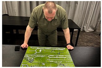 Šioje nuotraukoje, kurią 2025 m. birželio 1 d. išplatino Ukrainos saugumo tarnyba, matyti, kaip Ukrainos saugumo tarnybos vadovas Vasilijus Maliukas žiūri į žemėlapį, kuriame matyti Rusijos karinių lėktuvų bazė