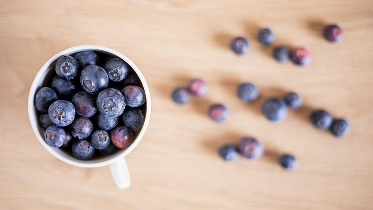 Greita, sveika ir skanu: turtingas baltymų „Šokoladinis debesėlis“ su šilauogėmis