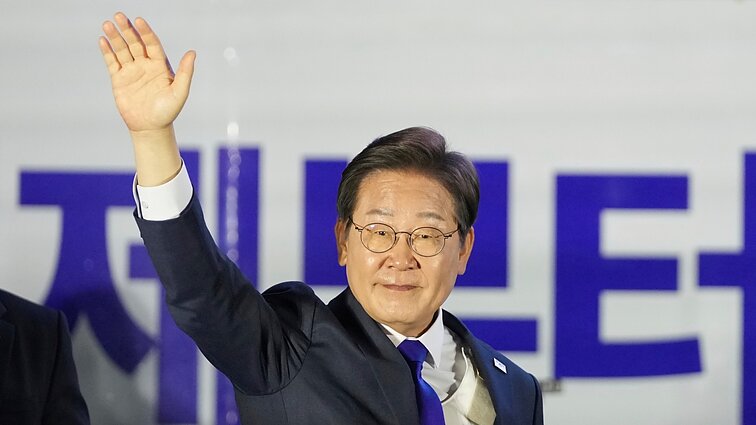 „Nuo lūšnynų iki prezidento posto“: Pietų Korėjoj prisiekė naujai išrinktas šalies vadovas