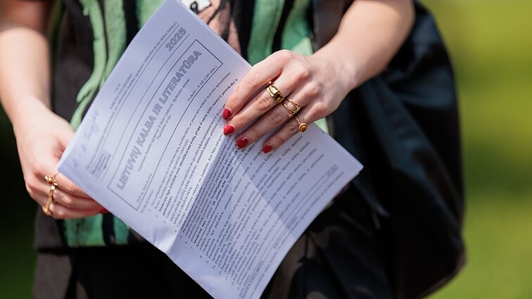 „Nustebino paprasčiausios temos“: abiturientai sesiją pradėjo lietuvių kalbos egzaminu