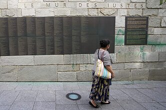 Holokausto memorialas Paryžiuje, apipaišytas žaliais dažais