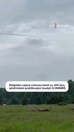 Kairių poligone kariai šaudo iš HIMARS