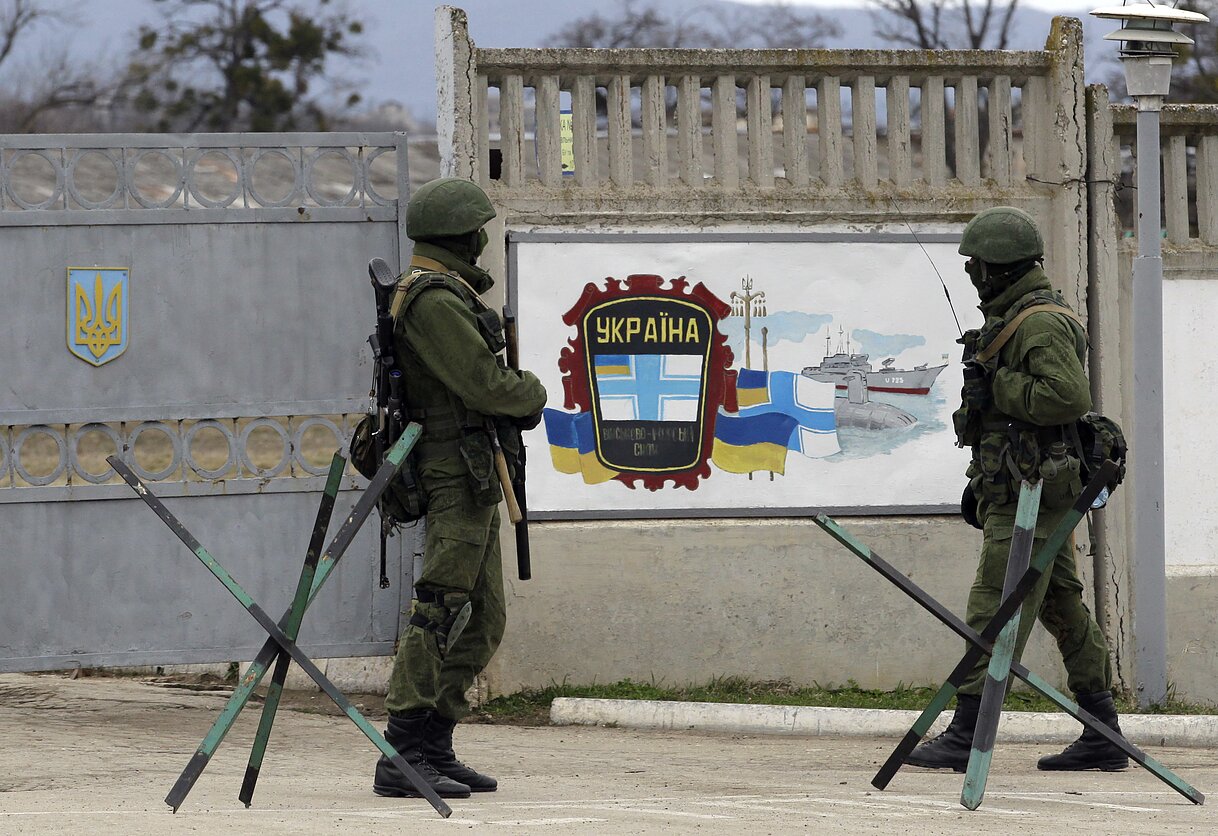 Зелені чоловічки у Криму блокують українські військові частини