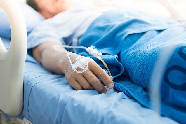 Atvėsus orams pradėjo plisti užkrečiama COVID-19 atmaina: pataria, kaip apsisaugoti