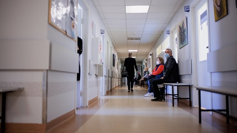 „Reikia gelbėti sveikatos apsaugos sistemą“: tęsiasi ginčai dėl priemokų draudimo „Reikia gelbėti sveikatos apsaugos sistemą“: tęsiasi ginčai dėl priemokų draudimo