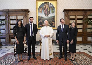 Popiežius Leonas XIV su J. D. Vance`u, Usha Vance, Marco Rubio ir Jeanette Dousdebes Rubio