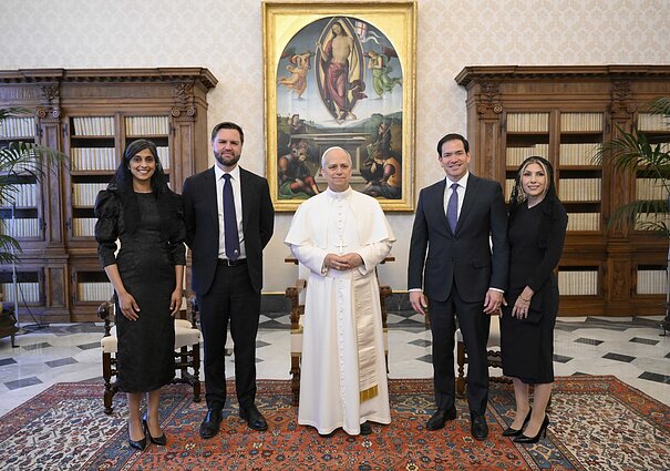 Popiežius Leonas XIV su J. D. Vance`u, Usha Vance, Marco Rubio ir Jeanette Dousdebes Rubio