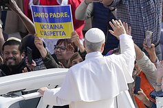 Popiežiaus Leono XIV inauguracija. Plakatas su užrašu „Šventasis Tėve, Ukraina tavęs laukia“