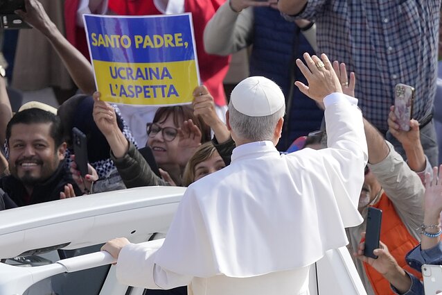 Popiežiaus Leono XIV inauguracija. Plakatas su užrašu „Šventasis Tėve, Ukraina tavęs laukia“