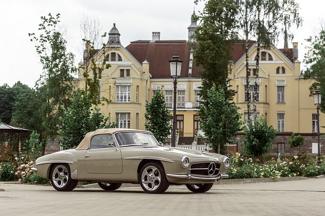 The modified Mercedes-Benz SL 500, originally intended for actor Bruce Willis, ultimately ended up in the collection of a member of Monaco’s royal family.