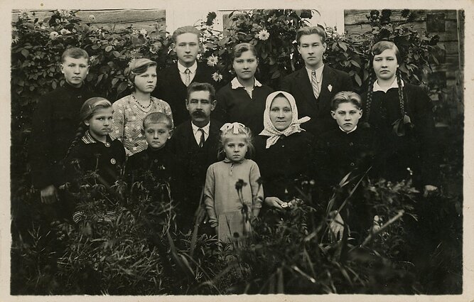 Lithuanian partisans, the Morkūnas family, 1930s–40s. Associative image.